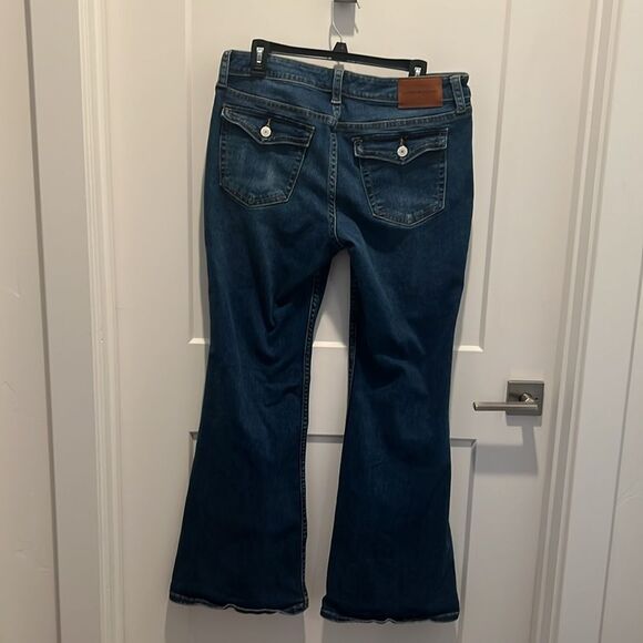 Lucky Brand Low Ride Flare Jeans. Size 14/32R - Picture 7 of 15